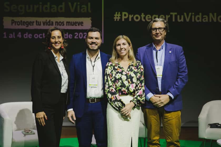 grupo de pessoas posa para a foto